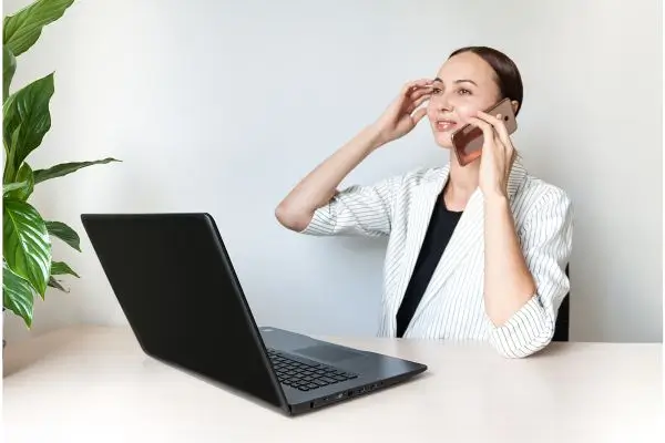 Empresária em reunião que requer Comunicação Formal