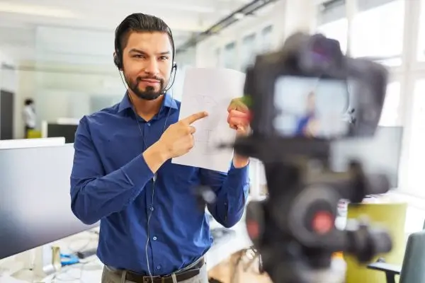 Empresário gravando vídeo instrucional com o Loom