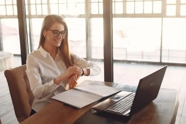 Mulher monitorando o tempo com a ajuda do Rescuetime